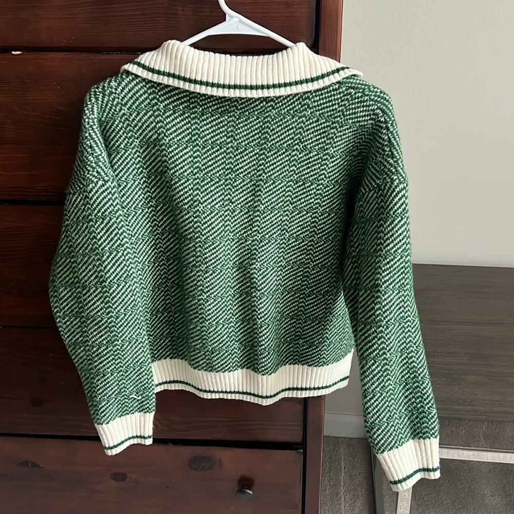 Green& white v-neck sweater - Picture 2 of 2